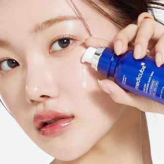 Mannequin appliquant le serum Medicube Exosome Shot Pore 2000 sur la joue avec goutte blanche visible