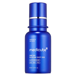 Flacon pompe bleu Medicube Exosome Shot Pore 2000 30ml aux Lacto Exosome et AHA BHA PHA sur fond blanc