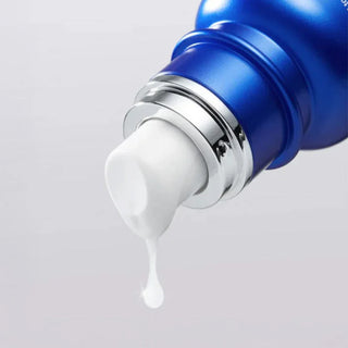Gros plan sur la pompe du flacon Medicube Exosome Shot Pore 2000 avec goutte de serum blanc qui coule