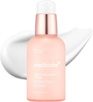 Flacon pompe rose Medicube Triple Collagen Serum 4.0 55ml avec trace de creme blanche en arriere-plan
