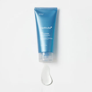 Tube Medicube Zero Foam Cleanser pose a plat avec goutte de creme blanche sortant du bouchon