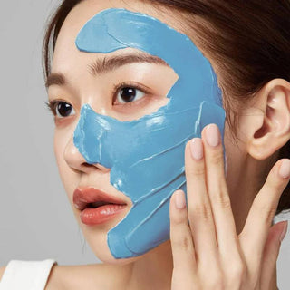 Visage avec masque argile bleu Medicube Zero Pore applique sur la joue et le front