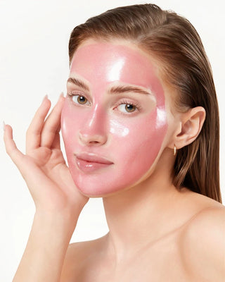 Femme au visage recouvert du masque de nuit Medicube PDRN Pink Caffeine, film de gel rose brillant