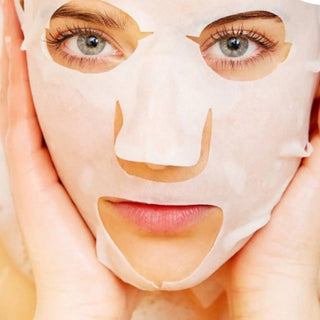 Gros plan visage femme portant un masque en tissu blanc Nature Republic, mains posees sur les joues