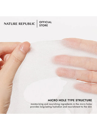 Gros plan sur la texture micro-perforee du tissu Nature Republic Real Nature tenu entre deux mains