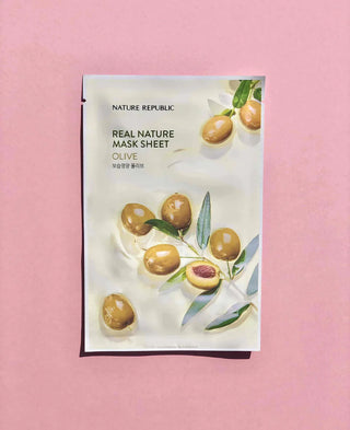 Sachet Nature Republic Mask Sheet Olive pose a plat sur fond rose pastel avec olives et feuilles illustrees