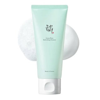 Tube vert pastel Beauty of Joseon Green Plum Refreshing Cleanser avec mousse blanche en arriere-plan