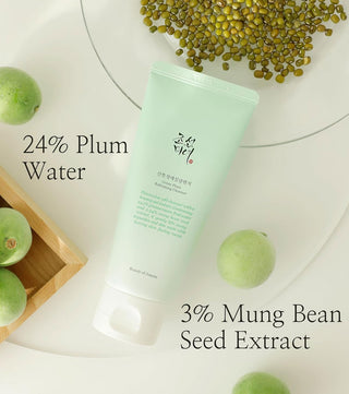Tube Beauty of Joseon Green Plum entoure de prunes vertes et haricots mungo, 24% eau de prune et 3% extrait mungo