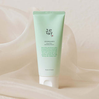 Tube Beauty of Joseon Green Plum Refreshing Cleanser pose sur tissu satin beige, vue face etiquette