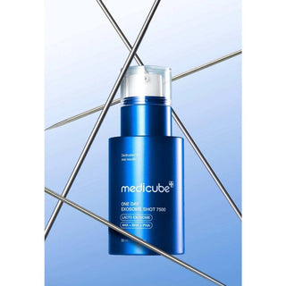 Flacon bleu Medicube Exosome Shot 7500 devant des tiges metalliques sur fond bleu degrade