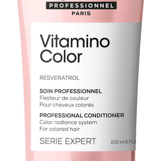 Gros plan etiquette tube rose L'Oreal Professionnel Vitamino Color Apres-shampoing 200ml