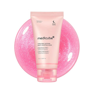 Tube Medicube PDRN Pink Caffeine Night Wrapping Mask 75ml devant une texture de gel rose pailleté - swatch