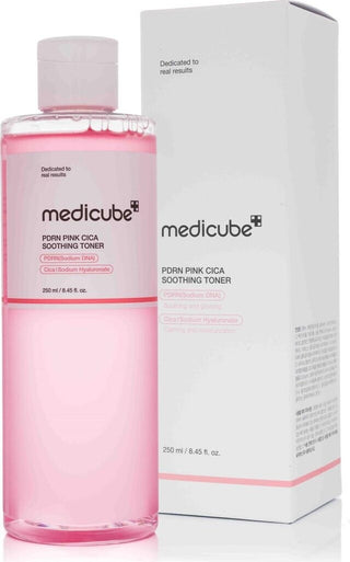 Medicube PDRN Pink Cica Soothing Toner flacon et boite carton blanche cote a cote