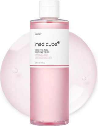 Medicube PDRN Pink Cica Soothing Toner avec goutte de texture gel rose en arriere-plan