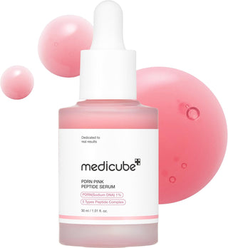 Medicube PDRN Pink Peptide Serum 30 ml avec bulles de texture rose en arriere-plan
