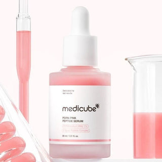 Medicube PDRN Pink Peptide Serum entre eprouvettes et becher de laboratoire remplis de liquide rose