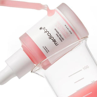 Medicube PDRN Pink Peptide Serum retourne versant du serum rose dans un becher gradue