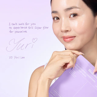 Yuri Lee fondatrice BIODANCE tenant le sachet Caviar PDRN Real Deep Mask avec message signe