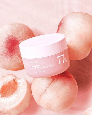 Pot ANUA Peach 77 Niacin Enriched Cream entoure de peches fraiches entieres et coupees