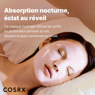 Femme endormie portant le masque hydrogel COSRX transparent sur le visage pour soin nocturne