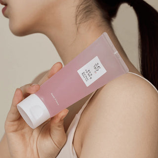 Femme tenant le tube Beauty of Joseon Red Bean Water Gel contre son epaule, peau lisse et lumineuse