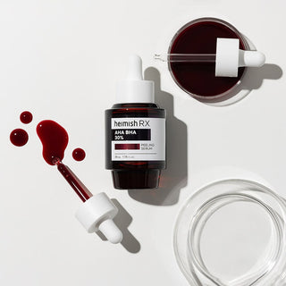 Heimish RX AHA BHA Peeling Serum vue plongeante avec pipette, gouttes et becher sur fond blanc