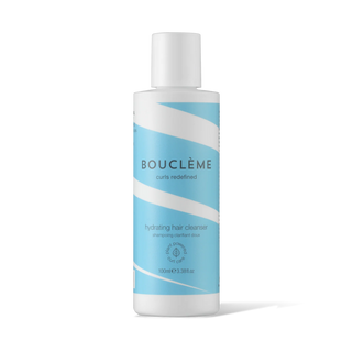 Boucleme Hydrating Hair Cleanser format voyage 100 ml flacon bleu ciel et blanc sur fond blanc