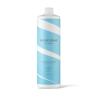Boucleme Hydrating Hair Cleanser flacon blanc et bleu ciel a rayures 1 litre sur fond blanc