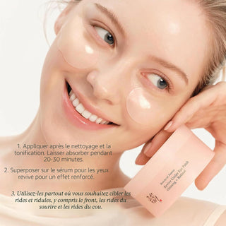 Femme souriante portant les patchs Beauty of Joseon Revive Ginseng + Retinal sous les yeux, pot rose en main