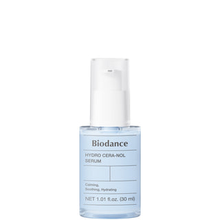 Flacon pompe Biodance Hydro Cera-Nol Serum 30 ml, texture bleutee transparente sur fond blanc
