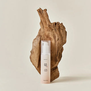 Beauty of Joseon Serum Solaire devant une sculpture de bois flotté sur fond neutre