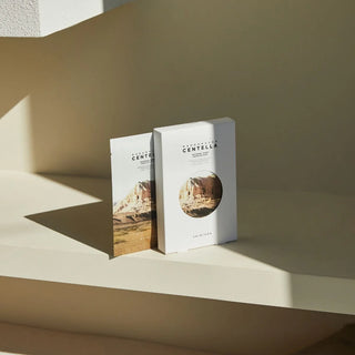 Boite et sachet SKIN1004 Madagascar Centella poses sur une etagere en lumiere naturelle