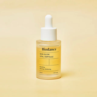 Flacon pipette jaune BIODANCE Skin Glow Vital Ampoule 30 ml avec bouchon blanc sur fond jaune pastel