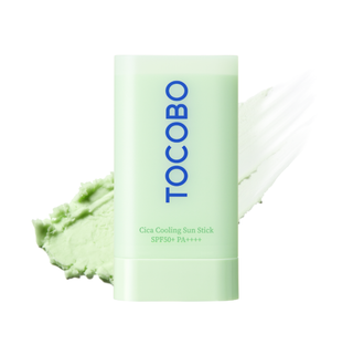 Stick TOCOBO Cica Cooling SPF50+ avec swatch de texture baume vert pâle en arrière-plan