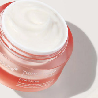 Vue plongeante du pot Medicube Triple Collagen Cream ouvert montrant la creme blanche epaisse a l'interieur
