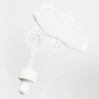 Pipette et texture gel transparente du Beauty of Joseon Glow Deep Serum etalee sur fond blanc