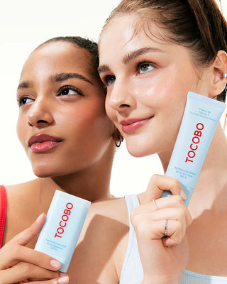 Deux modeles tenant le TOCOBO Cotton Soft Sun Stick et Bio Watery Sun Cream, peau lumineuse
