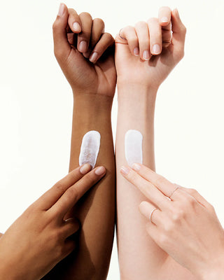 Swatch TOCOBO Bio Watery Sun Cream sur deux avant-bras de carnations differentes, fini transparent