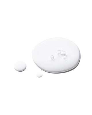 Texture aqueuse transparente du TOCOBO Vita Berry Pore Toner avec petites bulles sur fond blanc