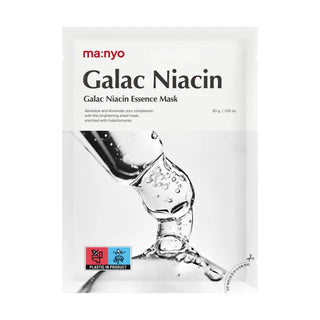 Sachet blanc ma:nyo Galac Niacin Essence Mask avec visuel de serum transparent versé