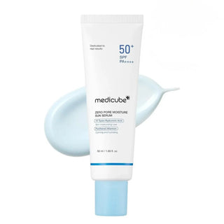Tube MEDICUBE Zero Pore Moisture Sun Serum SPF50+ avec texture bleu pale en arriere-plan