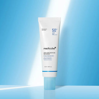 Tube MEDICUBE Zero Pore Moisture Sun Serum SPF50+ sur fond bleu degrade avec faisceau de lumiere