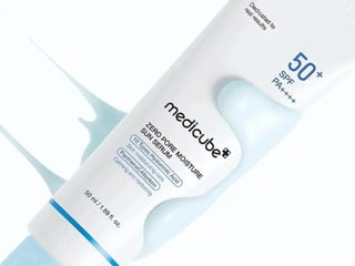 Gros plan etiquette tube MEDICUBE Zero Pore Moisture Sun Serum - texture bleu pale visible