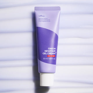 Tube Isntree Onion Newpair Gel Cream pose a plat sur surface texturee lavande avec ombre portee