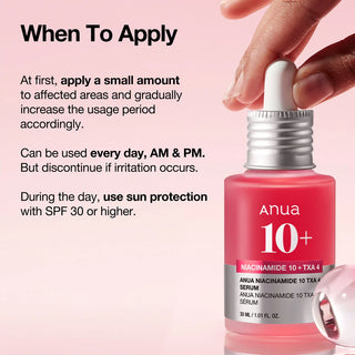 Main tenant le flacon ANUA Niacinamide 10+ TXA 4 Serum avec conseils d'application matin et soir
