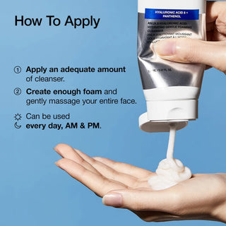 Mousse du nettoyant Anua Hyaluronic Acid versee dans une main, instructions d'application sur fond bleu