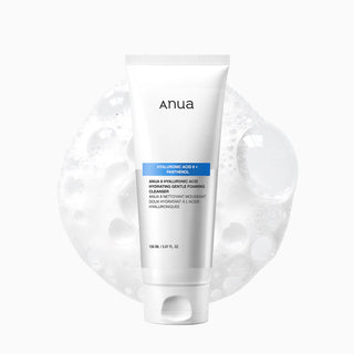 Anua Hyaluronic Acid Gentle Foam Cleanser devant un cercle de mousse et bulles de savon