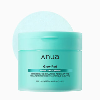 ANUA PDRN Hyaluronic Glow Pad 60 pcs - pot turquoise ouvert avec disque exfoliant depassant sur fond gris clair