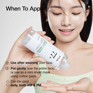 Modele tenant le flacon Anua Heartleaf 77% Soothing Toner avec instructions d'application