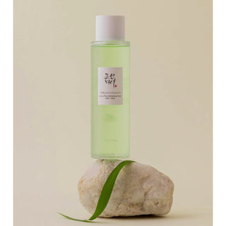 Beauty of Joseon Green Plum Refreshing Toner AHA BHA - flacon pose sur pierre avec feuille verte